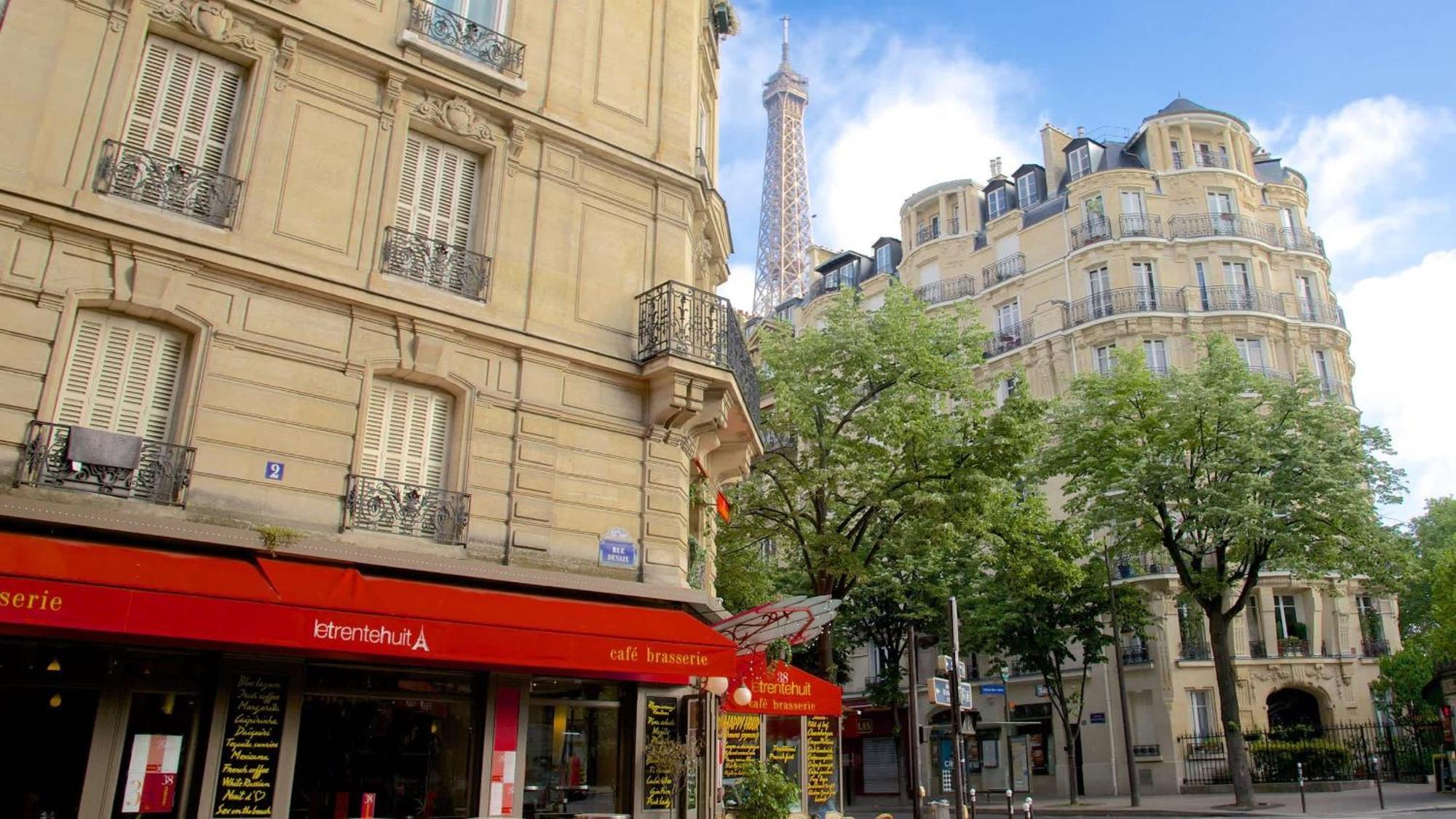 Welcoming Near Eiffel Tower *